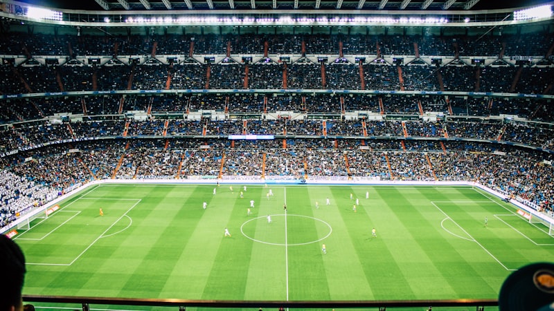 英格兰足球超级联赛激烈对抗场景