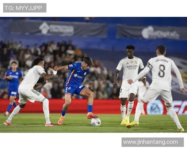 意甲经典对决曼联逆转皇马引发全场狂欢与热议